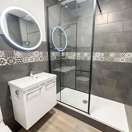 Wi-fi Et Balcon, Tres Bien Situe Daire *